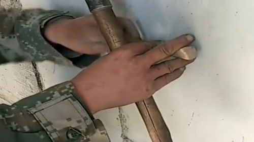 木工师傅认真工作