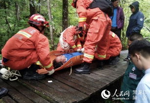 北京大哥开铲斗车勇救80余人，暴雨中的生命守护者！