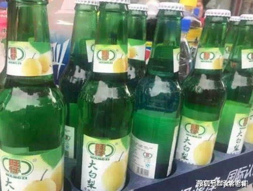 年轻人举汽水欢笑