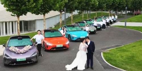 多辆不同颜色的小米SU7 Ultra汽车