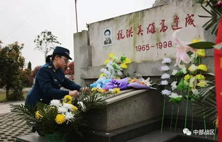 民众向抗洪英雄献花表示感谢