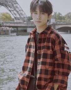 易烊千玺穿着不同风格Emporio Armani服饰的对比图