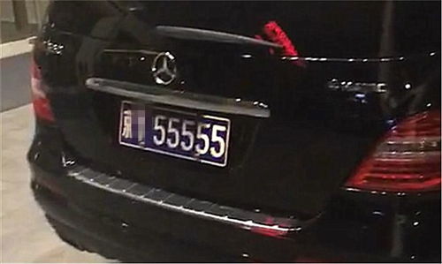 围观88888车牌的人群