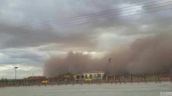 沙尘暴突袭甘肃：百米沙墙直逼公路，民众出行受阻