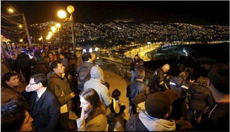 台湾民众关注海啸警报的场景