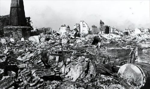 航拍震撼画面！海啸突袭日本，民众被困屋顶求生