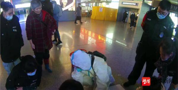 医护人员正在救助昏迷的小旅客