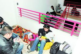 民众聚集在屋顶避难