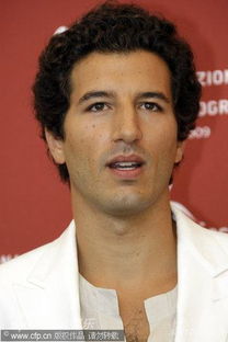 因男主太丑，竟靠美颜相机求生？