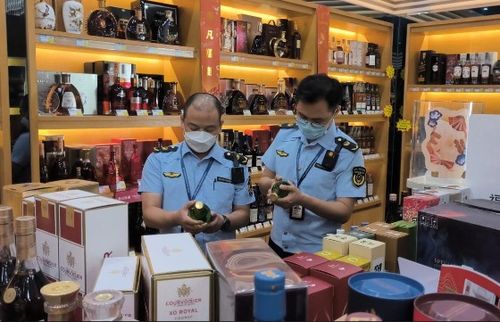 执法人员检查酒类产品