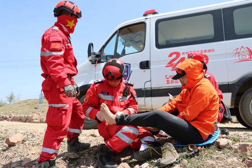救援队救助伤者的画面