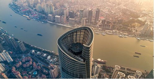 上海中心大厦在台风中