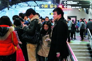 地铁站台人群拥挤场景