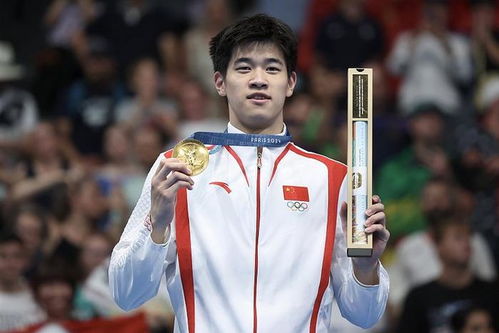 潘展乐在领奖台上