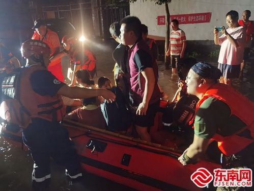 救援人员救助被困民众