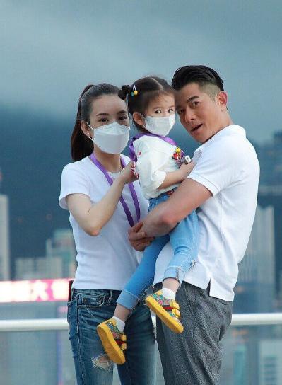 贾静雯一家紧紧相拥