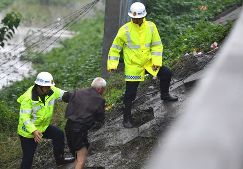 救援人员协助群众转移