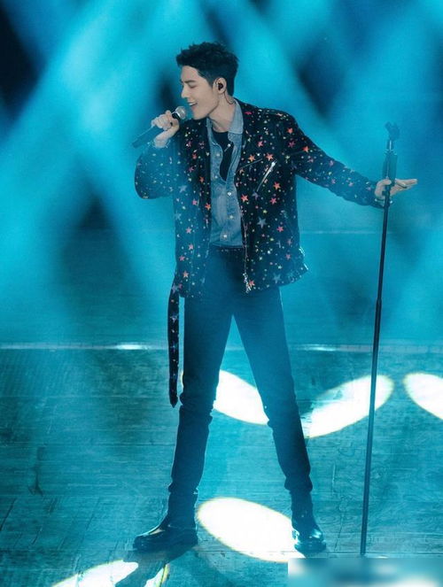 身穿皮夹克的人站在舞台