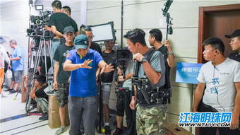 剧组人员辛苦搬运物资