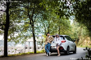 深圳街头惊现两辆巨型花束车，场面震撼！