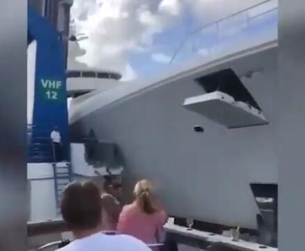 一艘豪华游轮停靠在上海港口