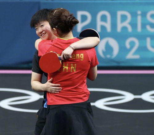 孙颖莎和美团标志的合影