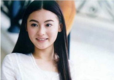 贾静雯紧张地看着手机警报消息