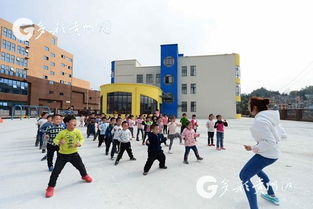 贵州孩子在宽敞明亮的新教室学习