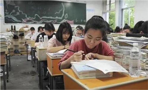 学生在教室学习场景