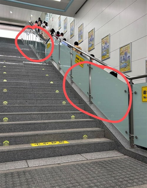 地铁步梯防走光设施