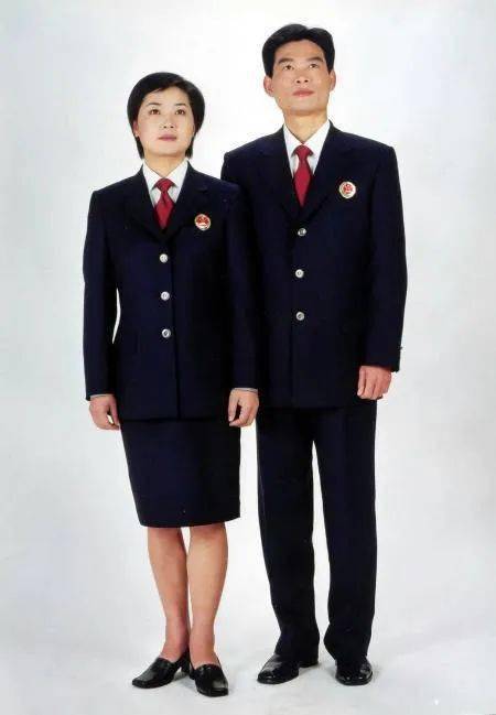 工作人员调查现场