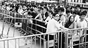 地铁站外人群拥挤