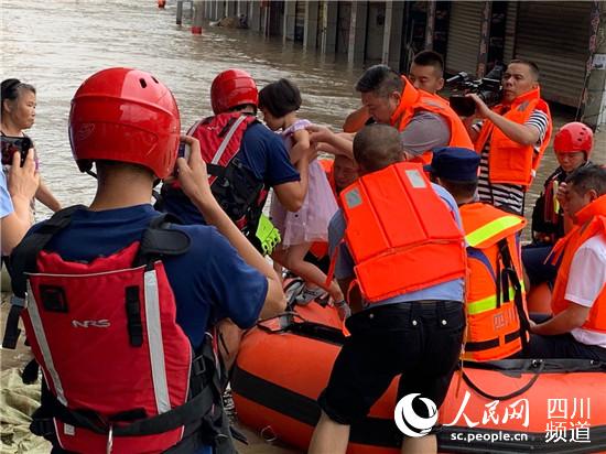 民众转移现场画面