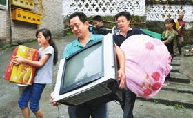 人们在暴雨来临前转移财物