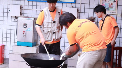 人们围坐在一起享用美食