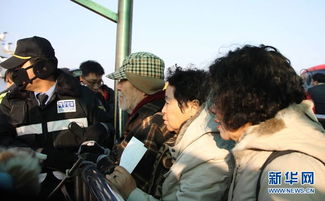 居民登上撤离船只