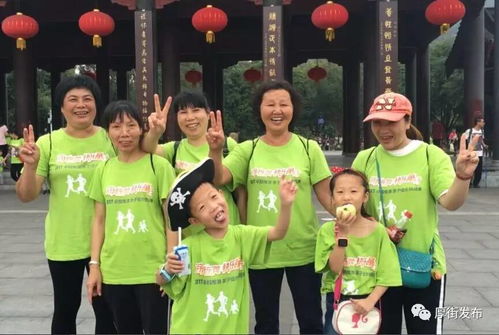 一群人围坐在一起开怀大笑