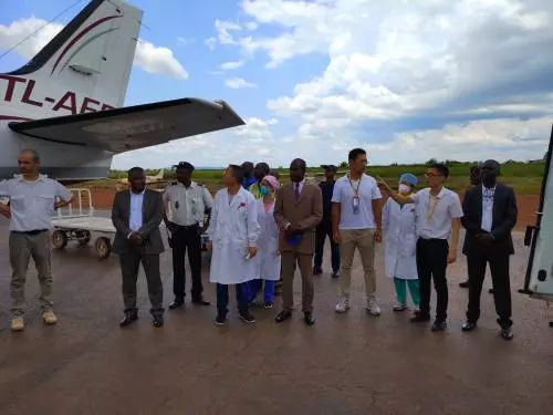 使领馆人员与受害者交谈