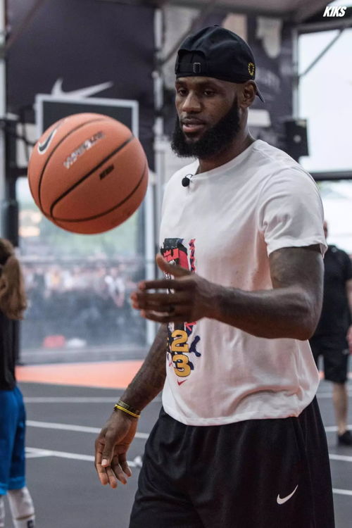 詹姆斯在球场上指导球员