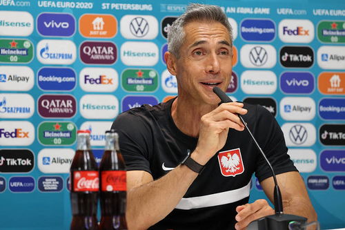 获奖的年轻本科生笑容满面