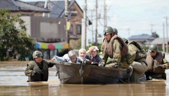 日本民众撤离到屋顶躲避海啸！石川县能登地区强震引发危机