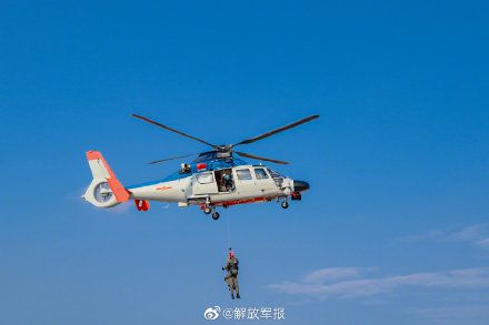 直升机在空中盘旋