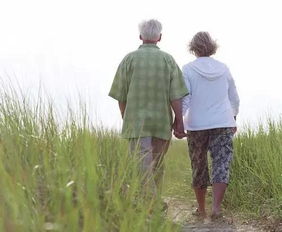 老夫妻手牵手散步的照片