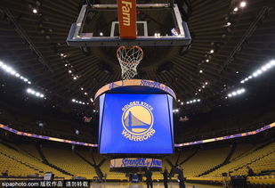 工作人员调试火箭设备