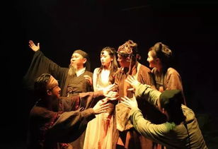 站在聚光灯下的演员