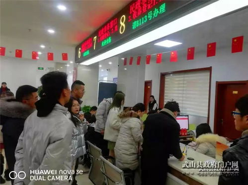 民政局工作人员微笑着为新人办理业务