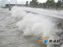 汹涌的海浪冲向岸边