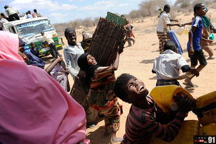 人们搬运行李准备迁徙