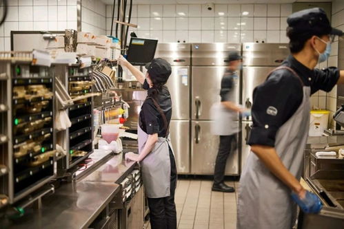 江苏某餐馆疑似空调水泡粉丝香菇，官方已介入调查