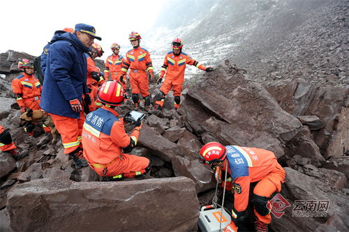 救援人员在现场搜救